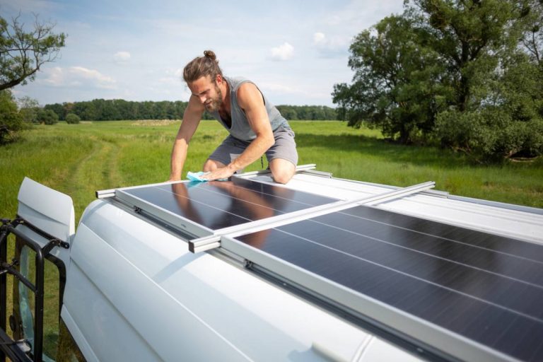 Les accessoires et équipements incontournables pour un camping-car autonome et confortable