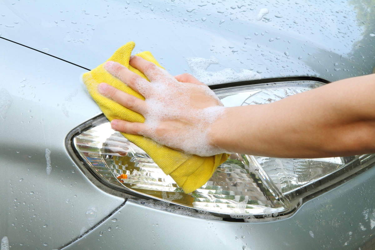 astuce de grand-mère pour nettoyer les phares de voiture