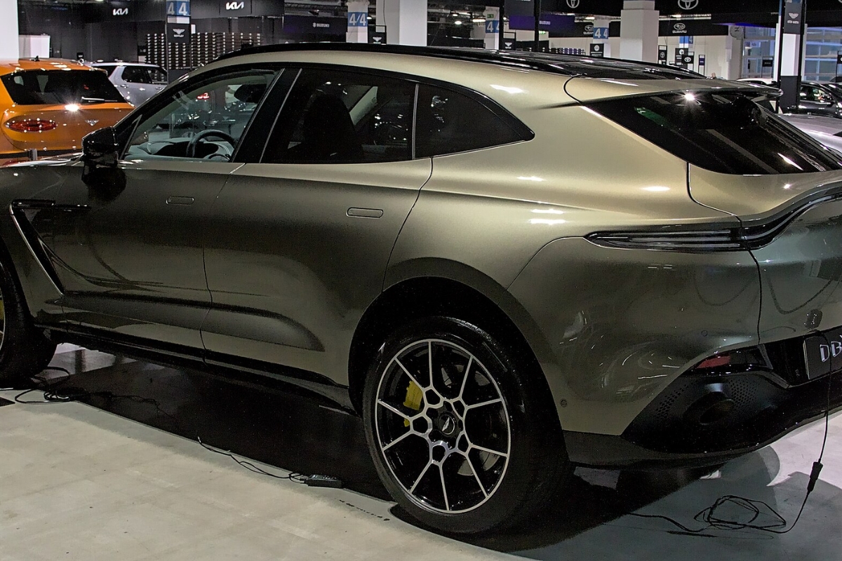 @fr.wikipedia.org : Aston Martin DBX Concept vu de profil