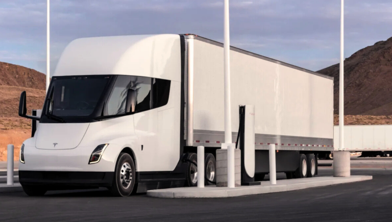 Tesla signe avec l&rsquo;avenir du transport électrique avec sa première station de recharge publique pour camions