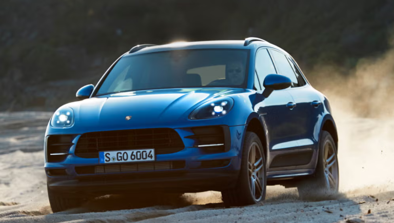 Le Porsche Macan essence disparaît en 2026… et n&rsquo;en déplaise aux puristes, voici ce qui va le remplacer !