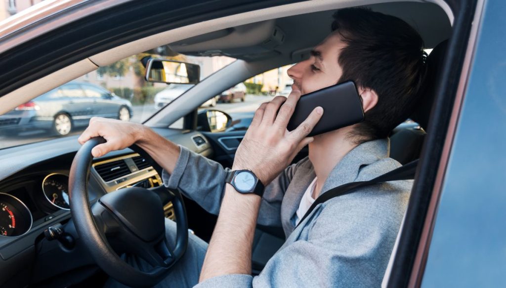 Smartphone au volant : ces chiffres glaçants sur nos habitudes