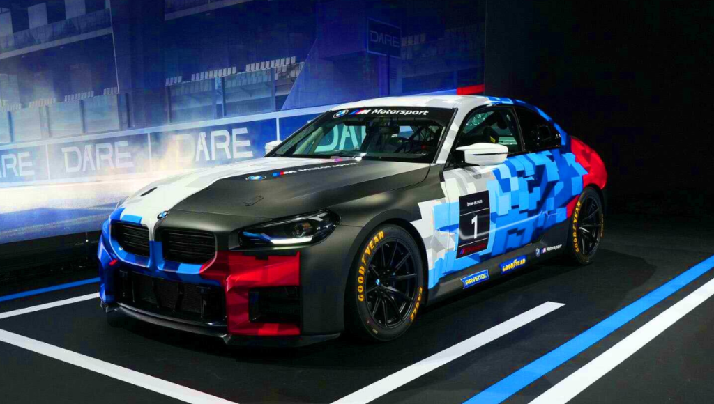 Illustration de la nouvelle BMW M2 Racing en pleine action sur circuit (création par IA, illustration non réaliste). Crédit : Ideogram.