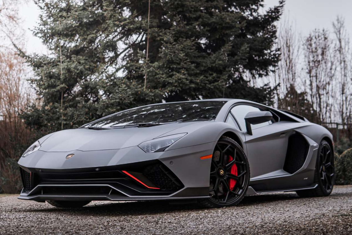 Lamborghini Aventador vu de profil