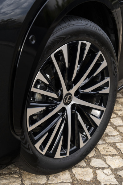 jantes de la Lexus RZ500