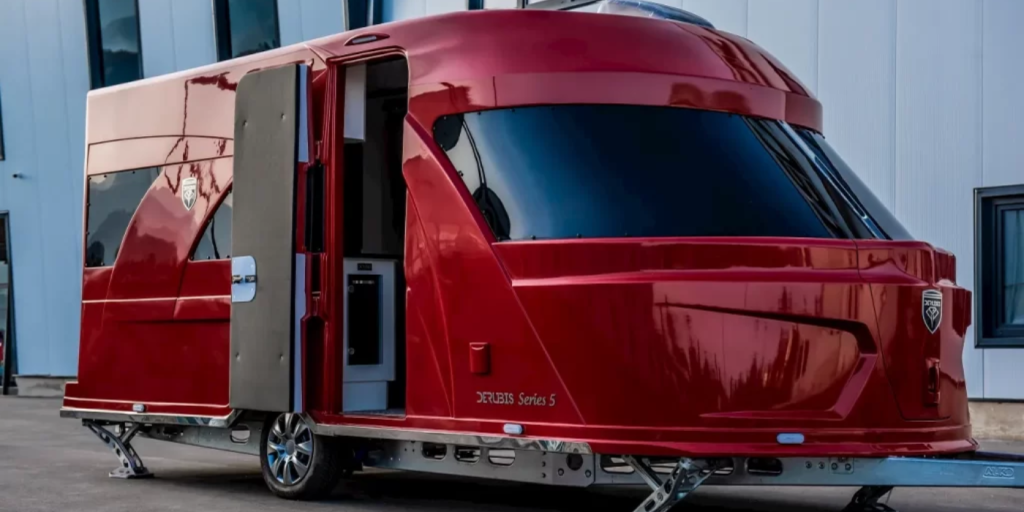 Design monocoque, chauffage au sol, TV connectée : cette Derubis est la caravane premium la plus désirée de 2025