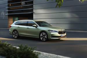 Skoda Superb 2025 hybride vu de profil