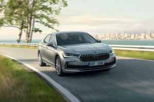Skoda Superb 2025 hybride vu de face