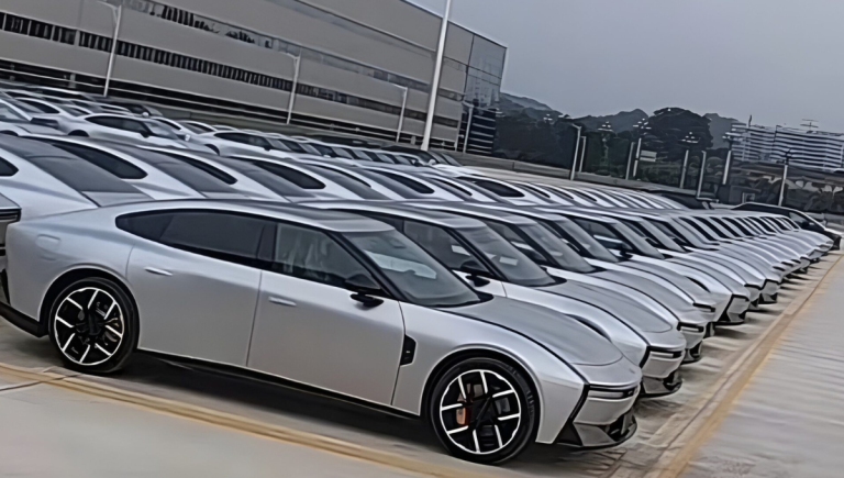 Des dizaines de Xpeng P7 repérés à l&rsquo;usine : le modèle qui affole Tesla entre en scène, lancement prévu en automne 2025 en France