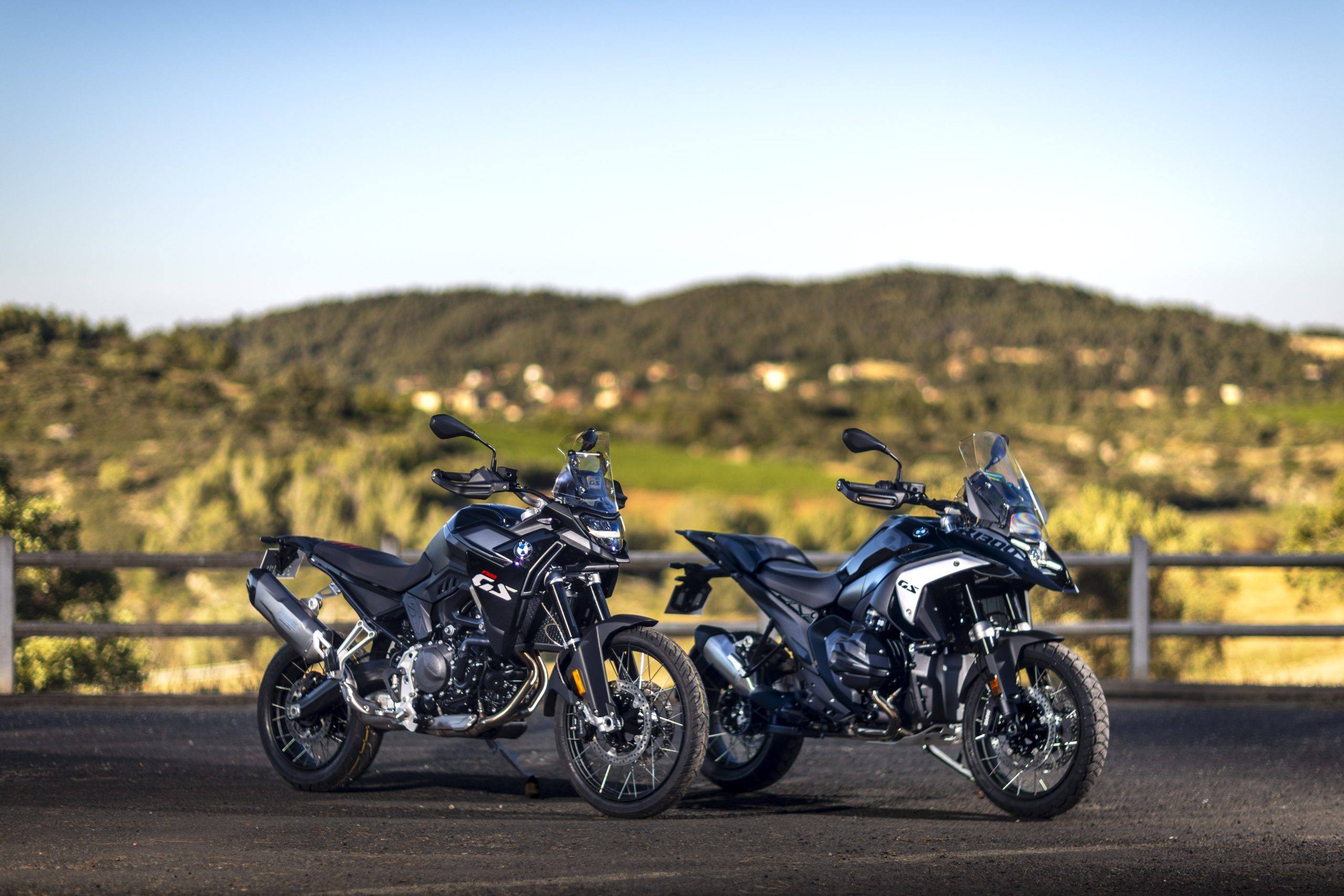 BMW F 900 GS Dark Edition et BMW R 1300 GS Dark Edition