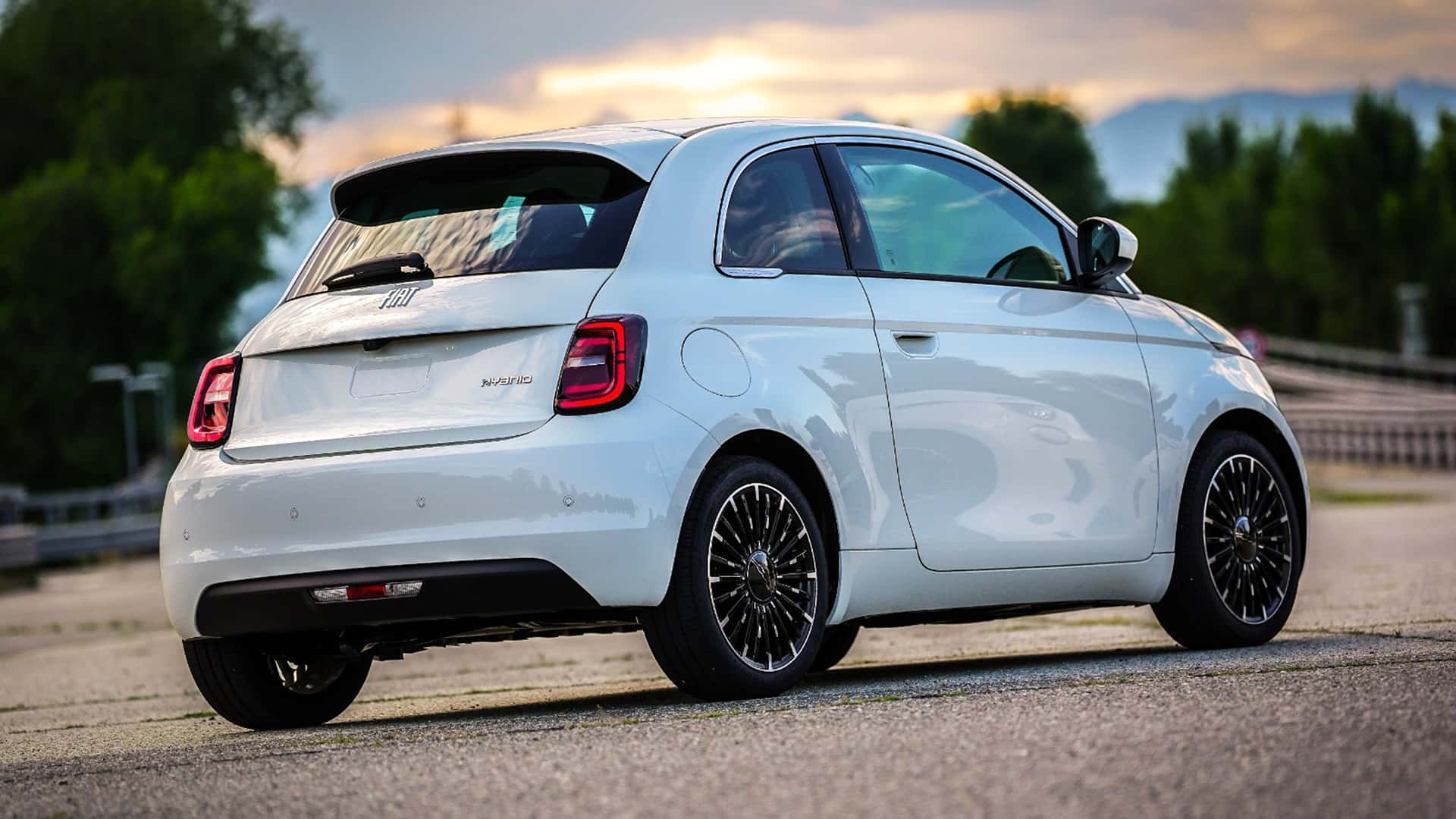 Fiat 500 hybride vue derrière