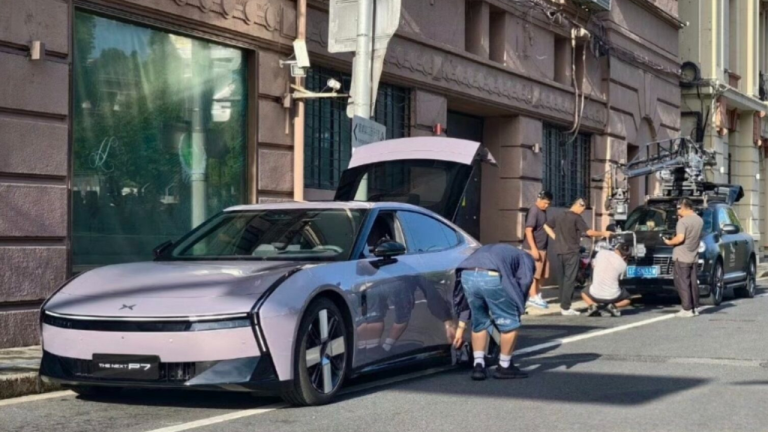 La nouvelle Xpeng P7 apparaît en version liftback dans des spyshots avant son arrivée cet été