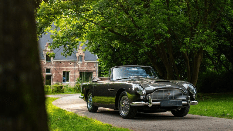 Sellerie bordeaux, restauration de prestige et hard-top d’origine : cette DB5 Cabriolet de 1965 est à vendre
