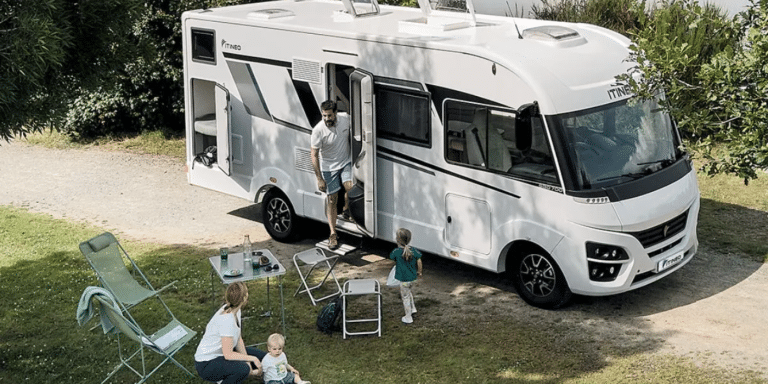 6 couchages, lit cabine, garage vélo : pourquoi ce camping-car séduit les grandes familles