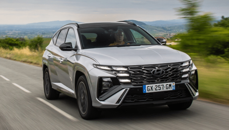 Restylé, connecté, électrifié : le Hyundai Tucson 2025 a tout pour plaire… sur le papier. Et en réalité ?