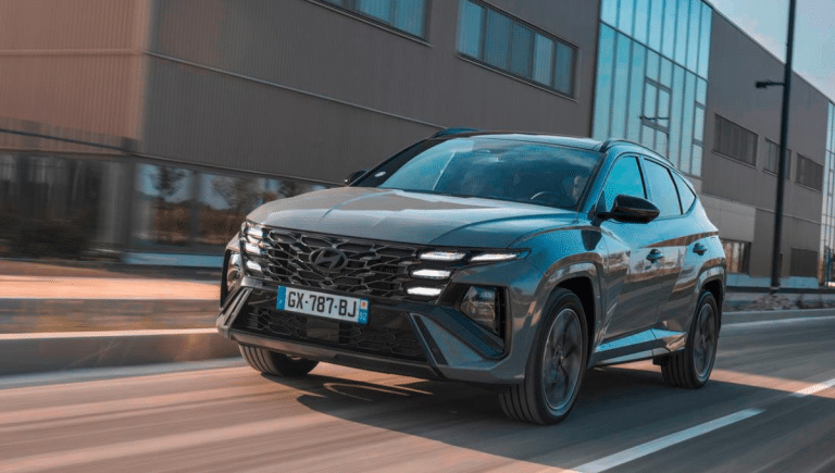 Nouveau Hyundai Tucson 2026 : look modernisé, techno embarquée, hybride optimisé… et si le vrai bon plan 2026 était coréen ?