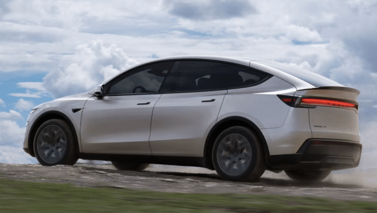 Elle offre 6 vraies places et 751 km d’autonomie : le pari audacieux de Tesla avec son nouveau Model YL