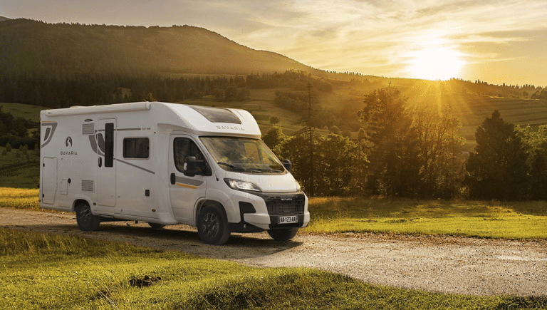 Moins de 6,5 m, cuisine équipée et chambre premium : ce camping-car Bavaria cartonne chez les couples