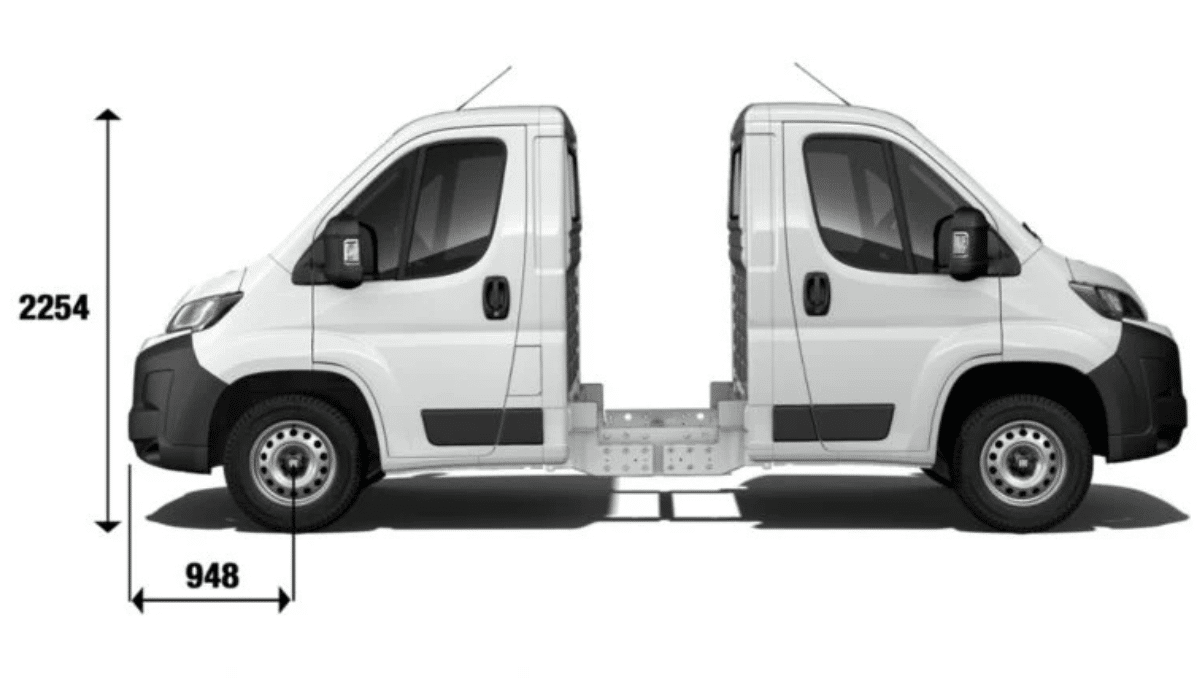Seul un faux-chassis boulonné relie les deux moitiés d'utilitaires.© Fiat
