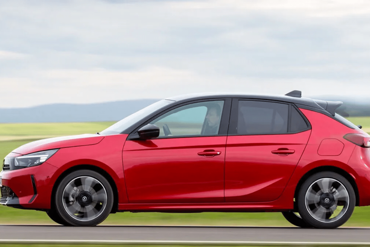 Opel Corsa Hybrid 2025 vu de profil