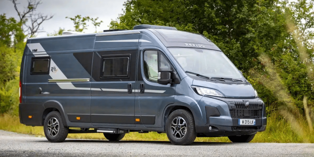 Lit en longueur, déco exclusive, équipements premium : que vaut le nouveau Rapido V62 ?