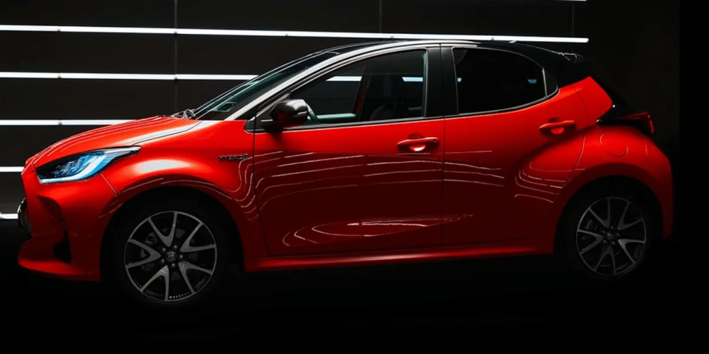 Ce modèle hybride consomme 3,8 l/100 km et roule jusqu’en 2040 pour 209€/mois : Toyota frappe fort