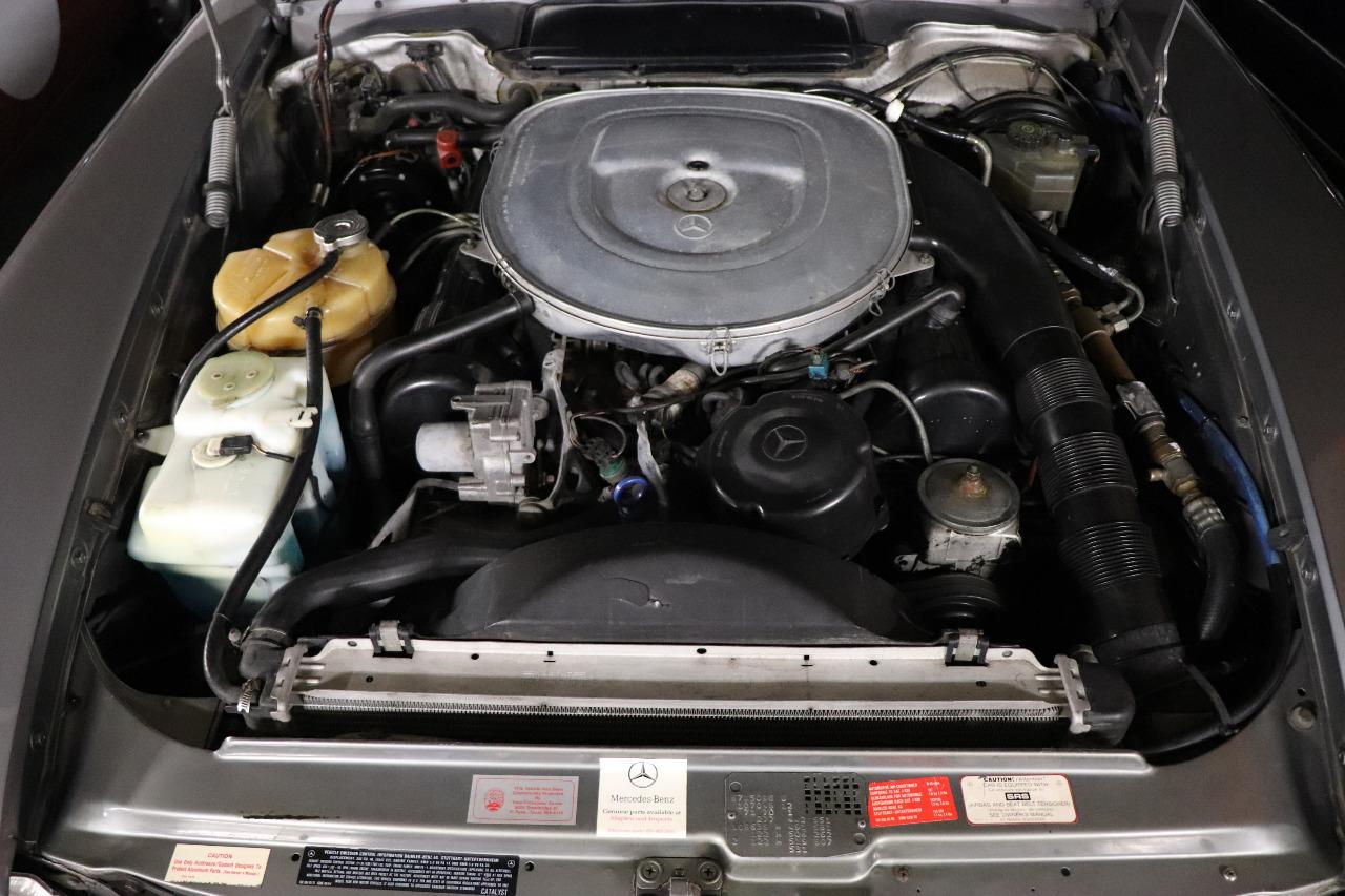 Moteur de la Mercedes 560 SL de 1987