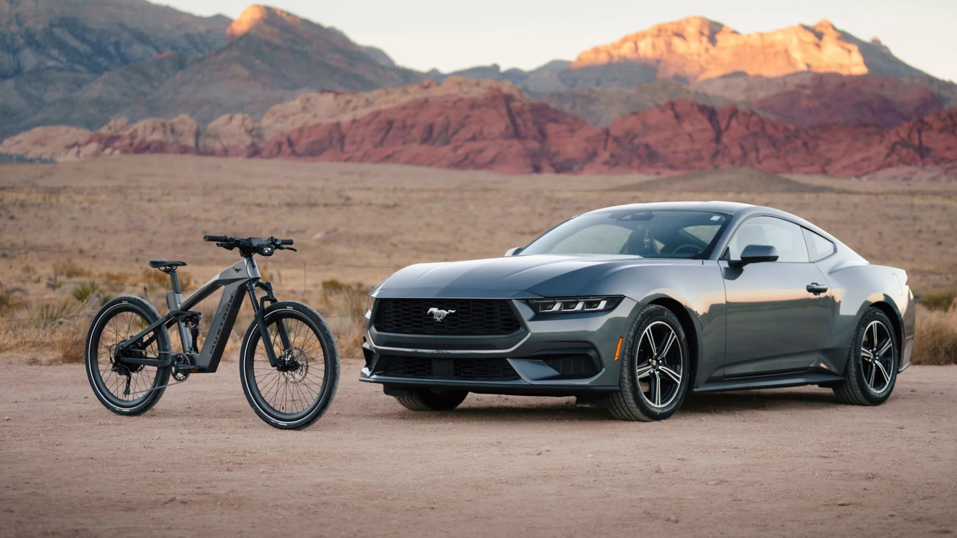 Nouveau vélo Ford mustang à côté d'une mustang