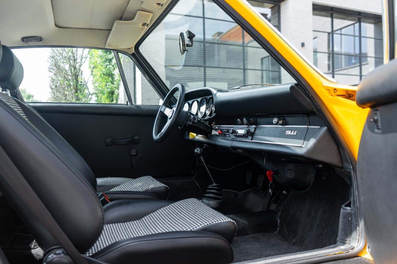 PORSCHE 911 2.4E - 1972 vue intérieure