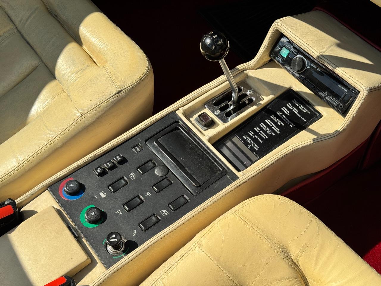 FERRARI Mondial Cabriolet 3.0 V8 - 1985 vue intérieure