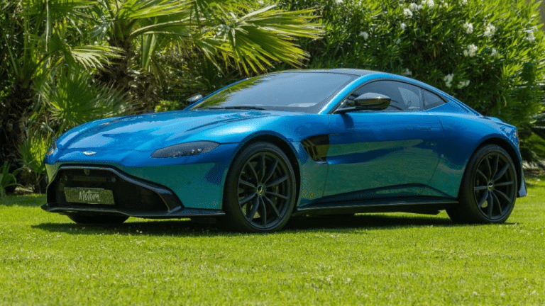 Boîte manuelle rare, 200 exemplaires seulement et moteur AMG : cette Aston Martin V8 Vantage AMR est à vendre