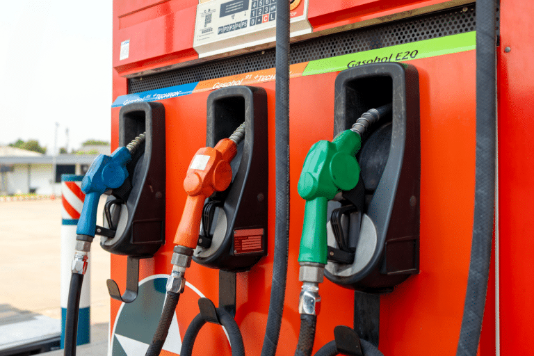 Essence et diesel : faut-il s’inquiéter de la flambée des prix liée au conflit en Iran ?