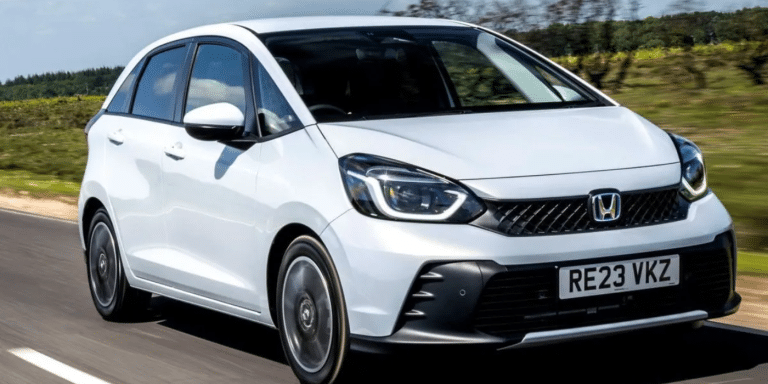 Personne ne l’attendait, mais cette Honda hybride à 199€/mois humilie la Toyota Yaris avec 10 ans de garantie