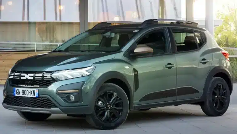 140 ch, moins de 5 l/100 km et à moins de 20 000 € : la Dacia Sandero hybride 2026 surclasse la Yaris et la Clio