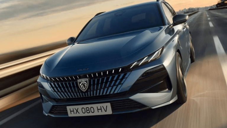 Nouvelle Peugeot 308 restylée : la compacte préférée des Français dévoile enfin son ADN pour contrer la Golf et la Mégane