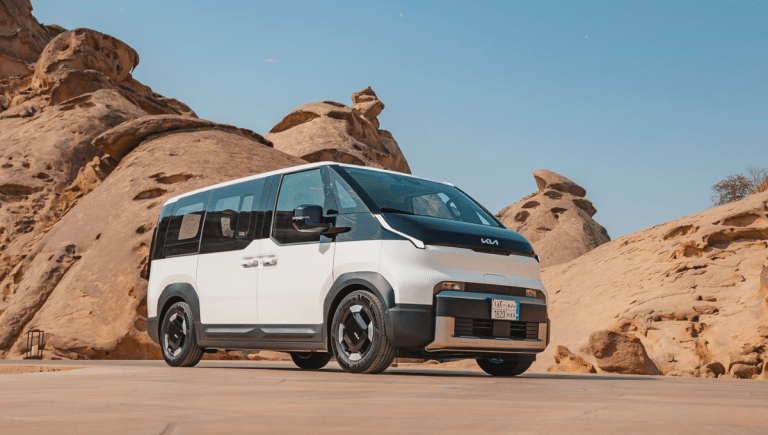 Ce Kia PV5 n’est pas un simple van électrique : Écran XXL, robotique embarquée, il se prépare à conquérir le monde… et peut-être la France ?