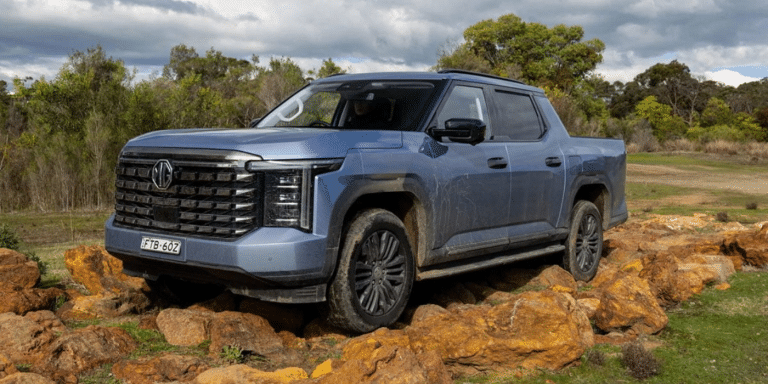 Ce pick-up de 5,50 m défie les géants du tout-terrain avec 215 ch et boîte ZF, le Toyota Hilux détrôné ?