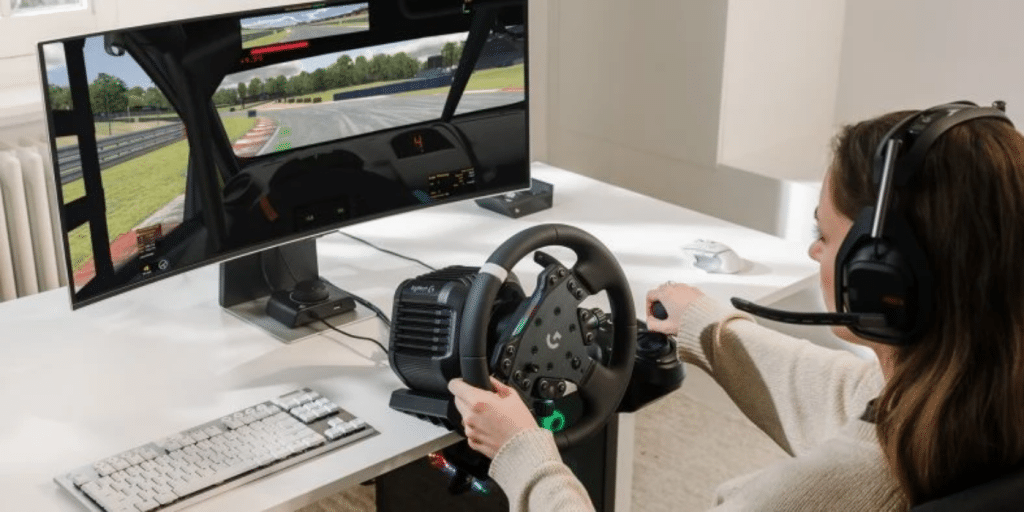 Simracing : Logitech revient au sommet avec sa base RS50 "direct drive" à prix choc