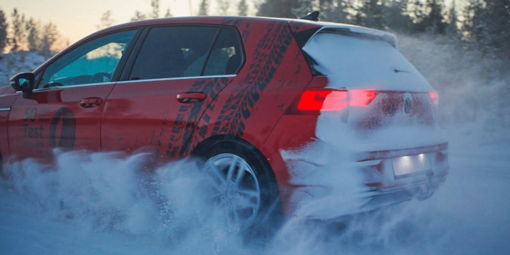 Test pneus hiver 2025 : Les bons élèves et les modèles low cost à proscrire d'urgence