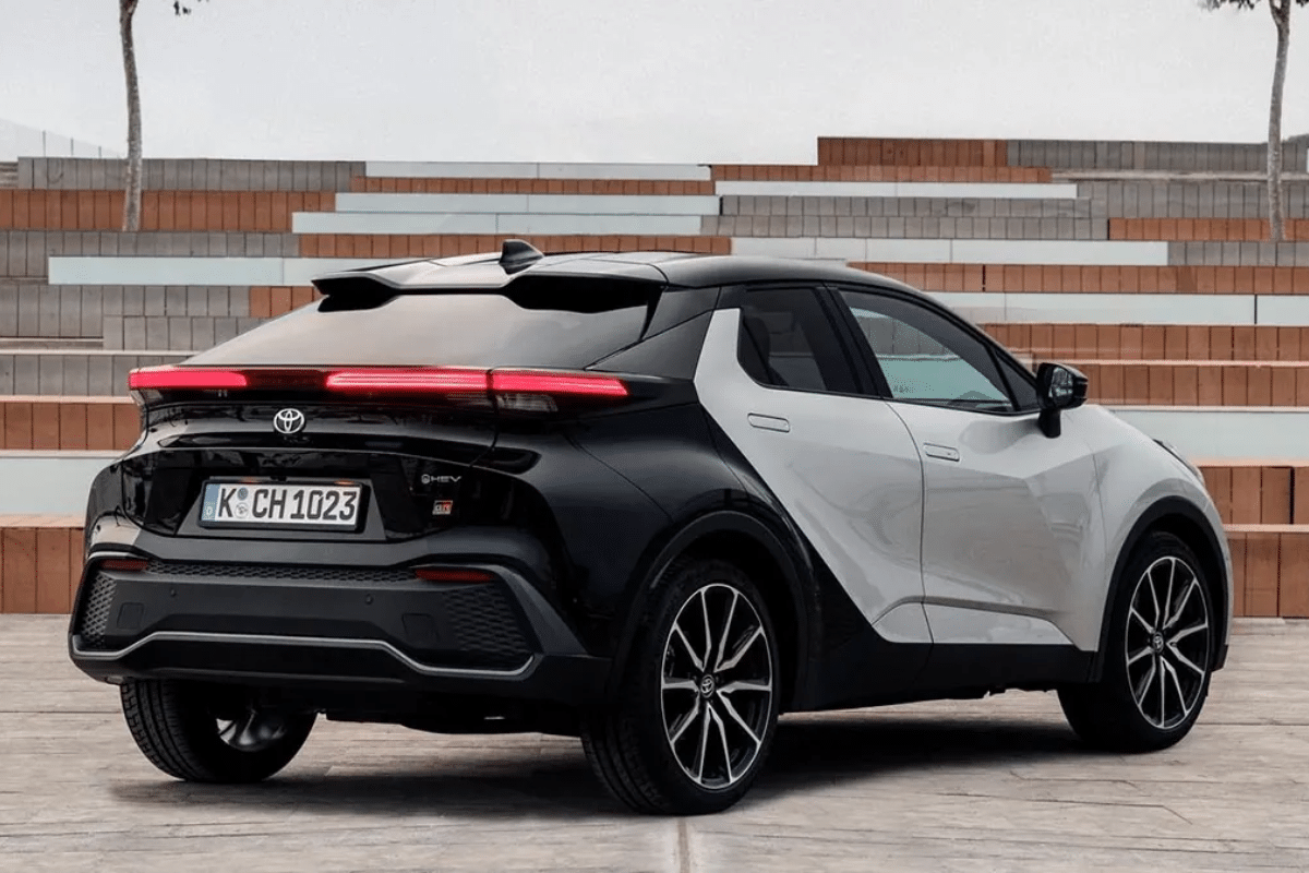 Toyota C-HR Plug-in Hybrid 220 vu arrière