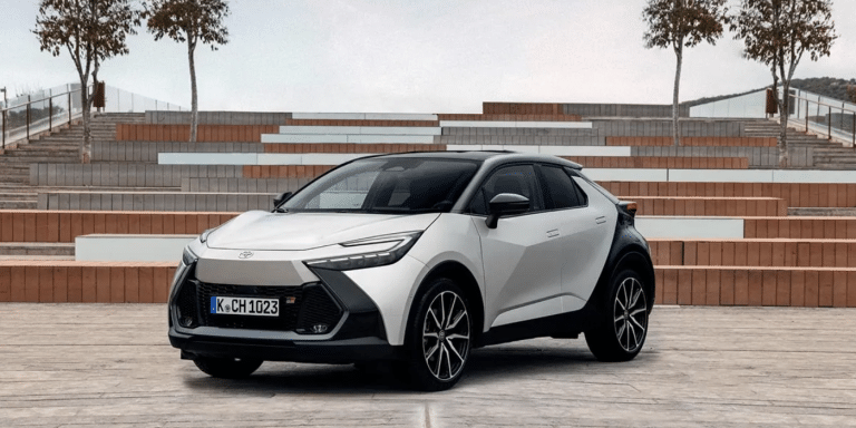 Moins de 1L/100 km, 223 ch, 60 km sans essence : la réponse choc de Toyota aux hybrides à 35 000 €