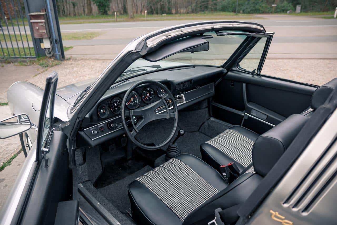 PORSCHE 911 2.4T Targa - 1972 vue intérieur