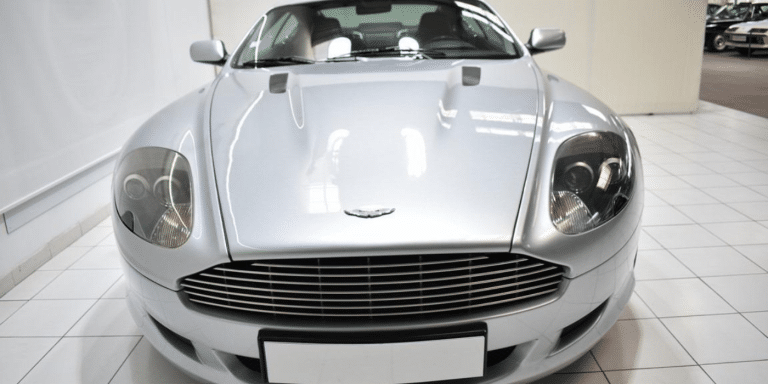 Cuir Obsidian Black, V12 atmosphérique et teinte Titanium Silver : cette Aston Martin DB9 de 2004 est à vendre