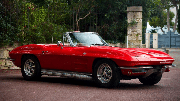 Moteur V8, sellerie cuir et ligne racée : cette Chevrolet Corvette C2 cabriolet de 1964 est à vendre