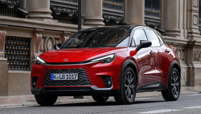 Hybride Toyota, finition Lexus et à partir de 33 900 €, ce SUV japonais premium pourrait bien bousculer la Yaris Cross sur le marché européen