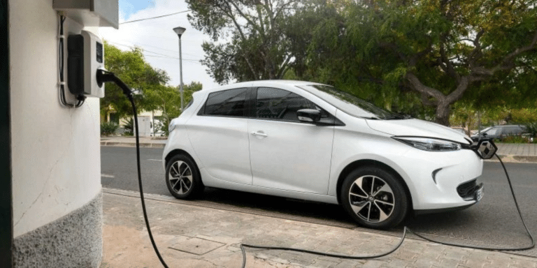 Voitures électriques d’occasion : la Zoé reste en tête, mais la revente se complique