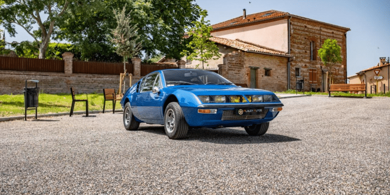 Moteur 4 cylindres, design avant-gardiste et restauration minutieuse : cette Alpine A310 1600 VE de 1971 est à vendre