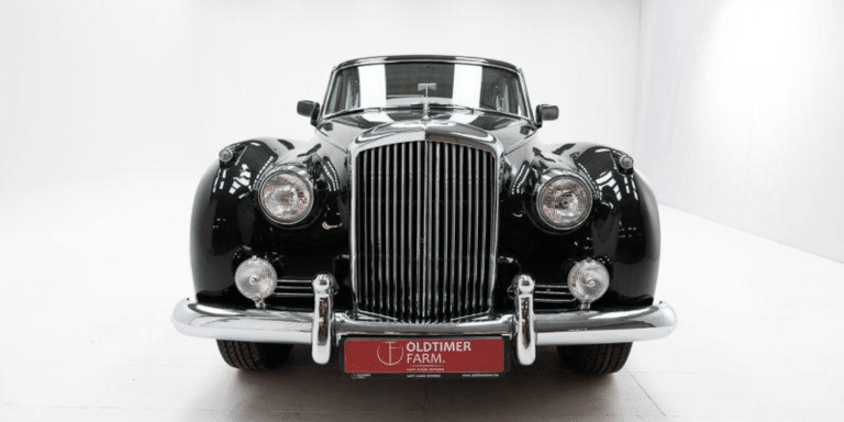 Cuir raffiné, moteur V8 de 200 ch et finitions artisanales : cette Bentley S2 LWB de 1961 est à vendre