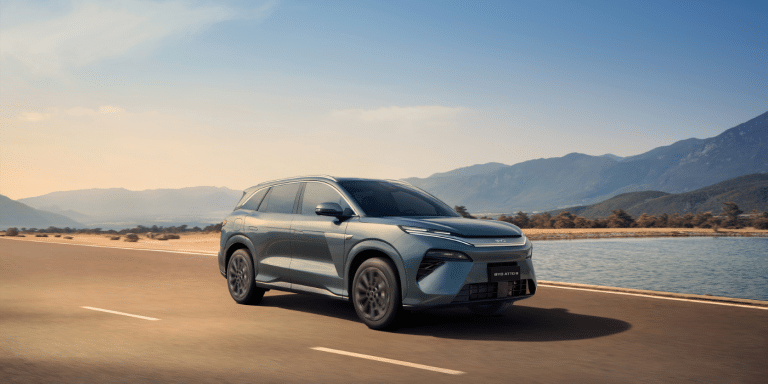 Nouveau BYD Atto 8 : 0 à 100 km/h en 3,9 s, recharge ultra-rapide à 1 000 kW, une claque pour les concurrents