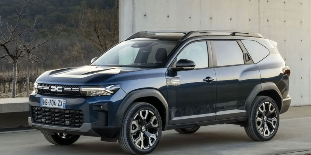 Ce nouveau SUV hybride Dacia à 29 390 € explose les codes : 4,6 l/100 km, 546 L de coffre et équipement premium